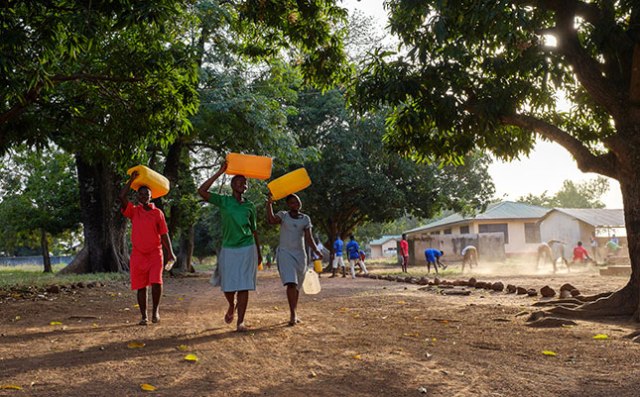 students_collecting_water_645